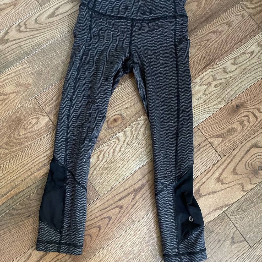 Lululemon Women size 4 Herringbone black & white Leggings